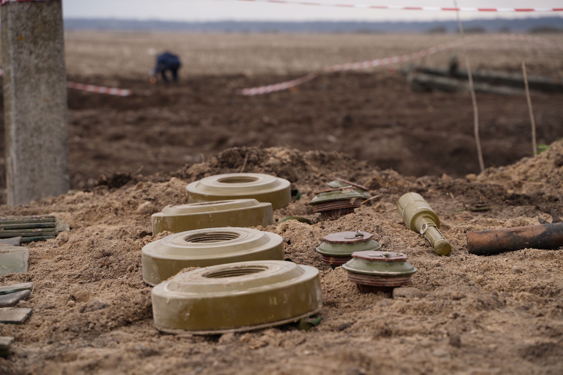 Demining by troops of the territory