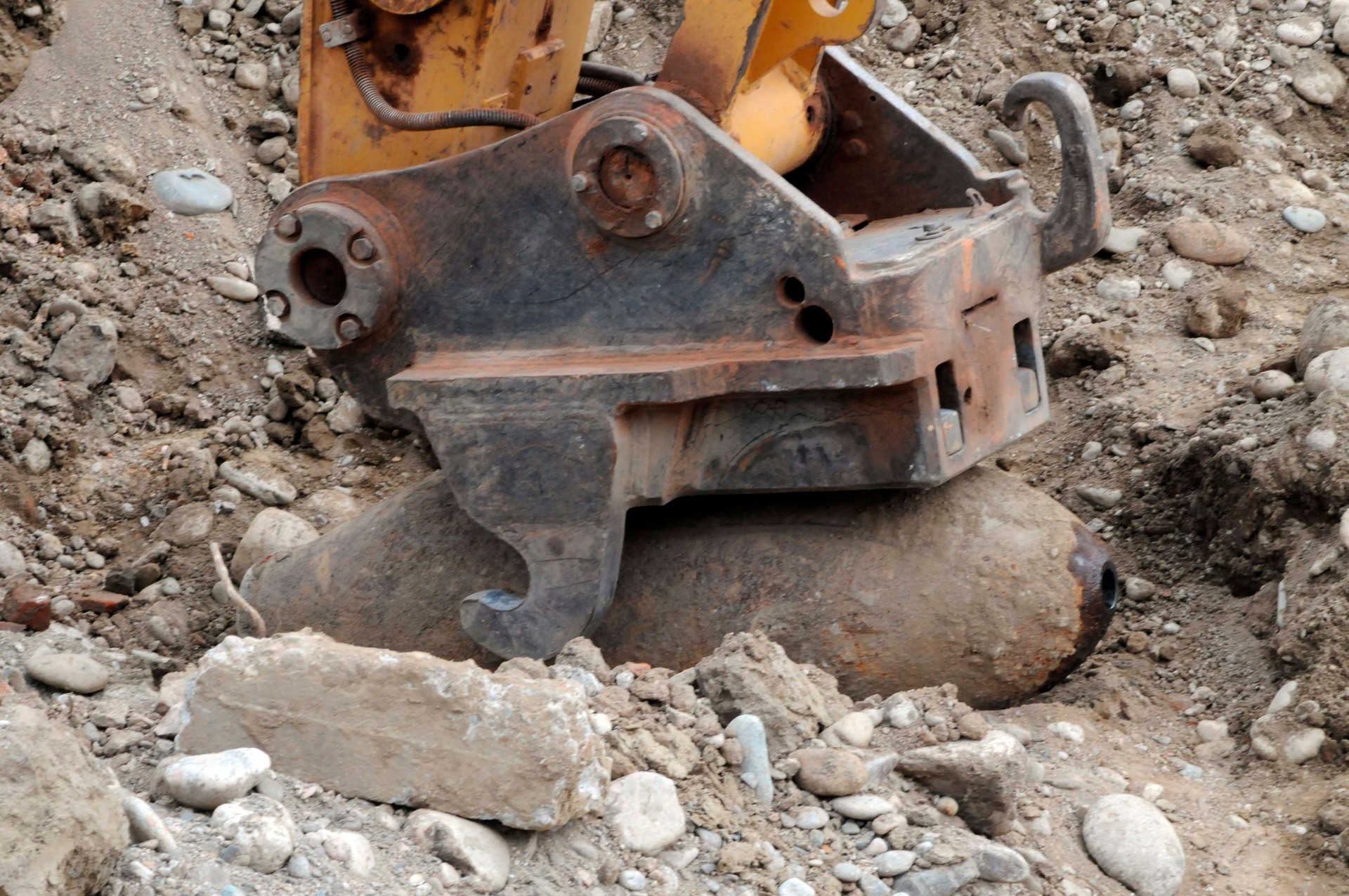 demining service disarming an aircraft bomb
